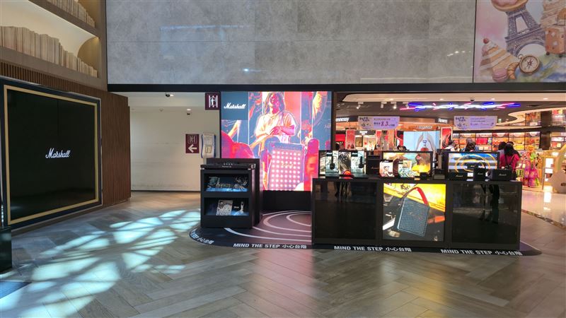 昇恆昌攜手音響傳奇品牌Marshall於桃機打造沉浸式音樂快閃店,旅客可近距離試聽、體驗DJ台互動場景。(圖/品牌業者提供)