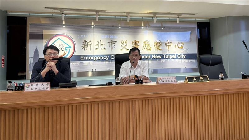 「115年颱洪教育訓練與防災專題講習」由消防局陳崇岳局長開場致詞。(圖/翻攝畫面)