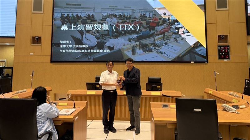 消防局陳崇岳局長 致贈宣導品予 銘傳大學 王价巨教授。(圖/翻攝畫面)