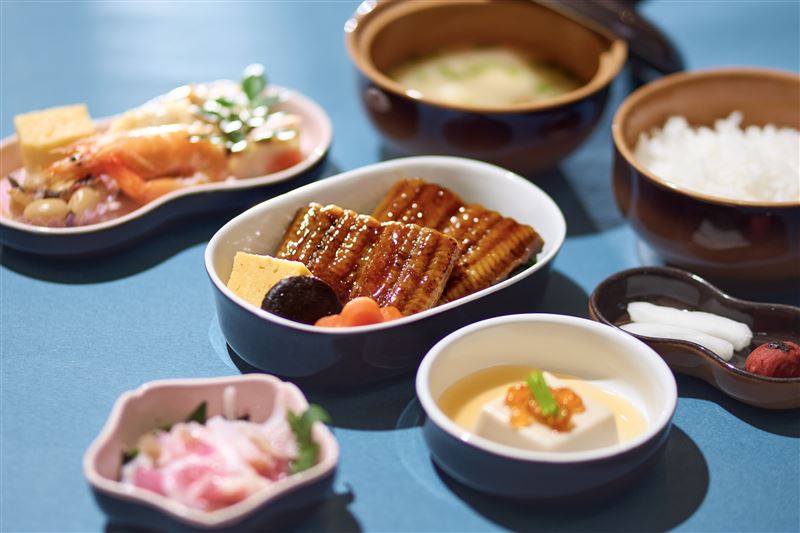 華航福岡飛往台灣航班的商務艙端出主菜「蒲燒鰻魚」。(圖/華航提供)