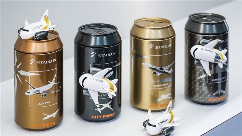 第二波星宇航空磁力飛機鐵罐組,推出四款盲盒設計,磁力飛機可沿著鐵罐盤旋飛行。(圖/星宇航空提供)