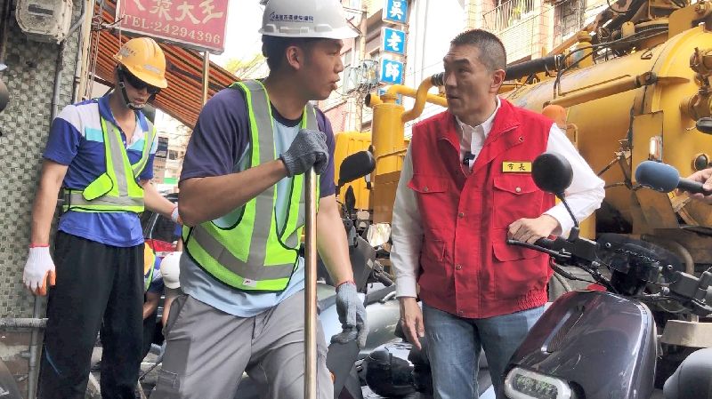颱風巴威來襲，基隆市已調整停班課雨量研判機制，至於基北北桃是否仍同步決議，基隆市長謝國樑表示，4市會共同作業。圖為基隆市長謝國樑審視清淤狀況。（圖／中央社）