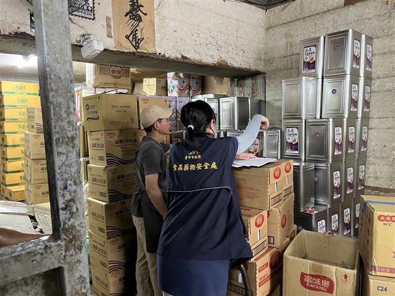 中聯致癌沙拉油持續延燒,目前台中市有4家團膳業者、69所國中小及高中受影響。(圖/台中市衛生局提供)