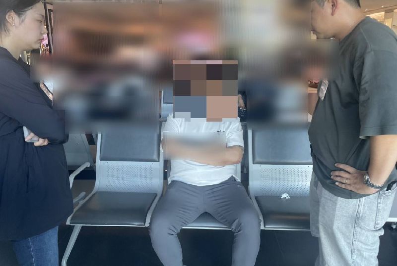 台中機場遭逮印太戰略智庫執行長矢板明夫七月時在台中市遭揮拳攻擊臉部,警方掌握涉案廖姓男子(中)行蹤,研判可能搭機離境,於案發當日於台中國際機場攔截逮捕。(圖/資料照)