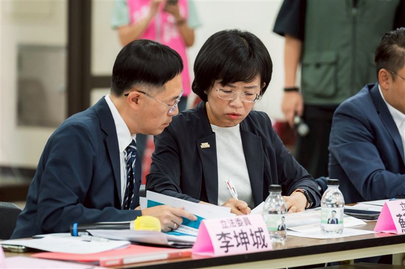 民進黨新北市長參選人蘇巧慧今(6)日考察三重地區交通及公共建設進度。(圖/蘇巧慧競辦提供)