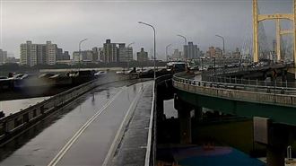 新／塞爆了！重陽橋上4車連環追撞阻通行