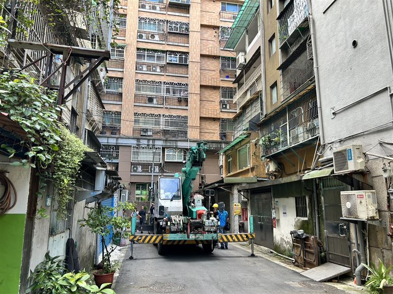 新莊「垃圾山」40人得清2週!窄巷清運難「30分鐘才1車」市府追繳200萬(圖/新北市政府提供)
