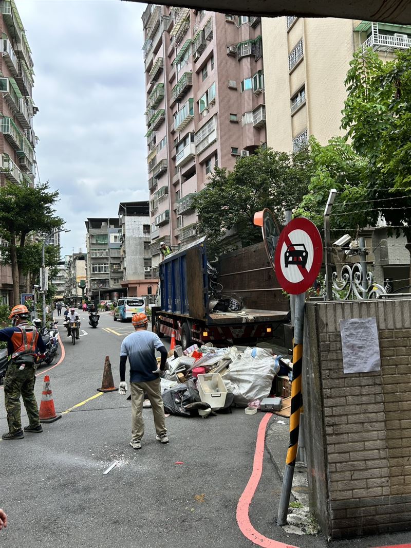 《三立新聞網》記者現場觀察,平均約30分鐘才能清出一台小貨車的量,若扣除中午休息時間,至下午5時推估單日約可載運12至15趟車次。(圖/新北市政府提供)