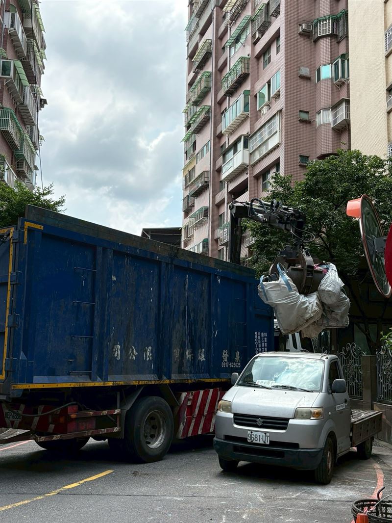 由於巷弄狹小,僅靠0.5噸的小型貨車分批清運,到大街上後再由大卡車載運。(圖/新北市政府提供)