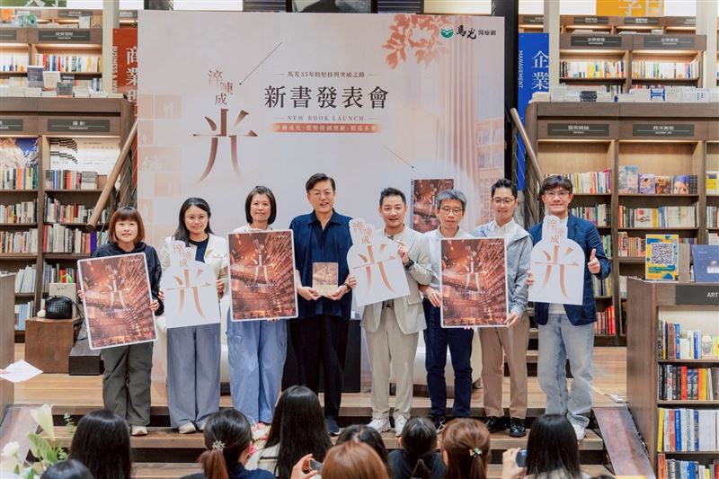《淬鍊成光：馬光35年的堅持與突破之路》新書分享座談。(左至右)潮州馬光中醫診所院長陳怡伶、博愛馬光中醫診所院長林穎欣、馬光醫療網蕭玲玲醫師、馬光醫療網執行長黃福祥、京城創意總監王東明、鳳山馬光中醫診所院長劉祈辰、橋頭馬光中醫診所院長許朝貿、扶原中醫診所總院長郭大維。(圖/業者提供)