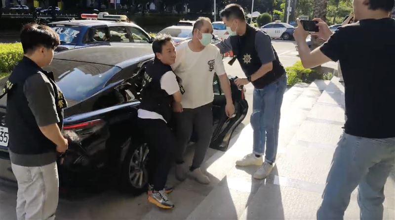 移民署長林宏恩指出,攻擊矢板明夫的廖男是廣東出生,後取得香港籍,且今年1月11日就曾入境、2月22日才出境。(圖/翻攝畫面)