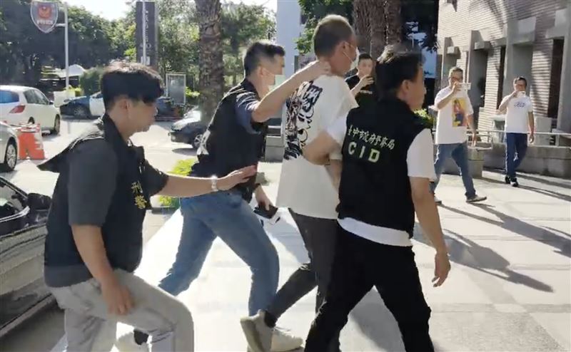 廖姓男子持中國香港護照準備逃離出境。(圖/翻攝畫面)