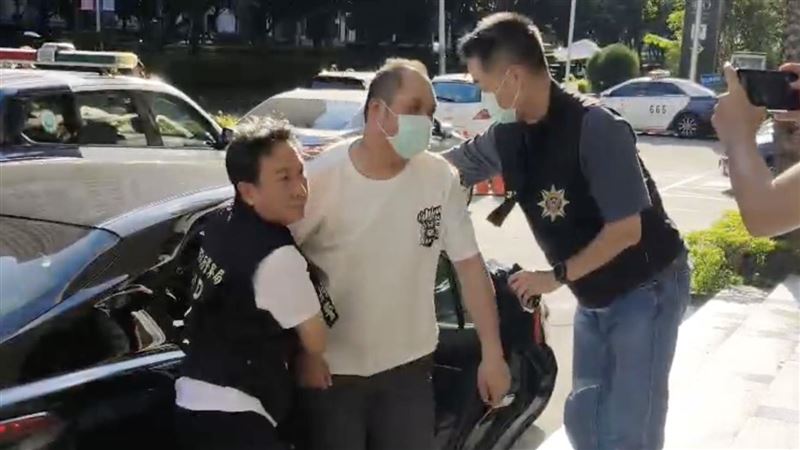 暴打矢板明夫!黑衣男「持中國護照」飛韓