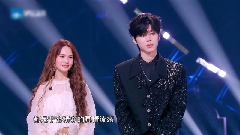 楊丞琳與王翊恩合作〈失眠〉。(圖/翻攝自微博)