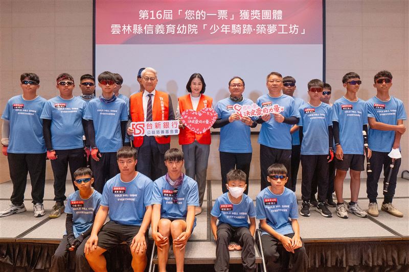 雲林信義育幼院提出的「少年騎跡．築夢工坊」計畫，獲得台新新光金控公益金支持，圓夢院童與金控董座吳東亮合影留念。(照片／台新新光金控提供)