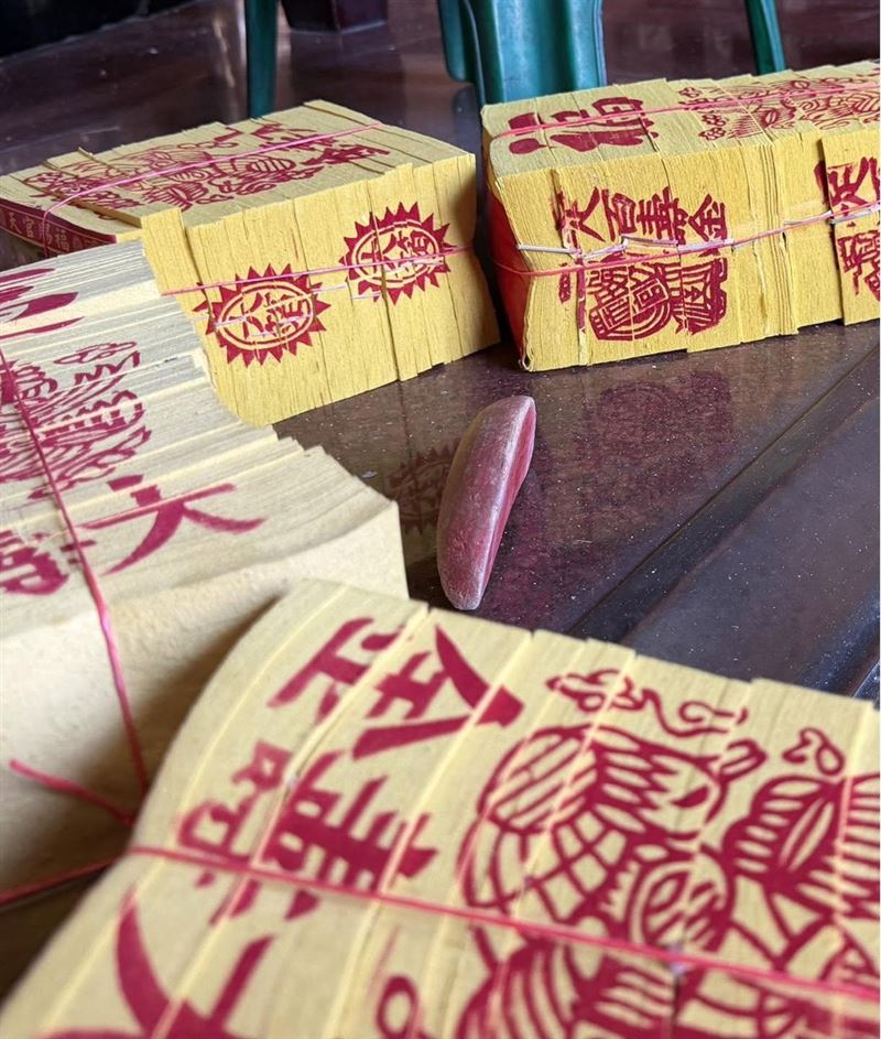 廟方將罕見立筊圍起來。（圖／翻攝自阿蓮後寮上南天福德祠粉絲專頁）