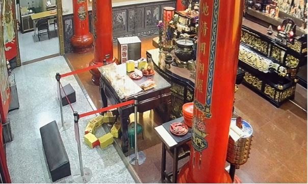立筊被貓推成聖筊。（圖／翻攝自阿蓮後寮上南天福德祠粉絲專頁）