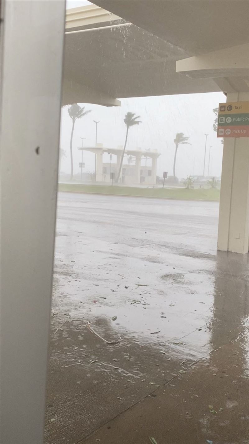 巴威颱風帶來的暴雨和強風，關島的國際機場出現淹水。（圖／路透社／達志影像）