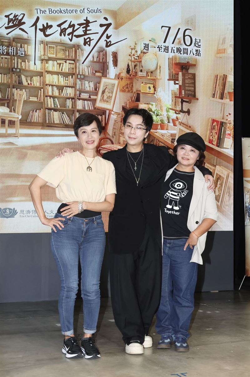 (左起)黃采儀、派翠克、吳怡臻出席《他的靈魂與他的書店》首映記者會。(圖/記者田俊彥攝影)