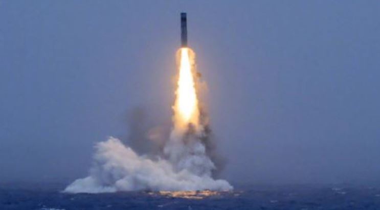 中國共軍今(6)日朝太平洋公海試射一枚潛射洲際彈道飛彈,引發國際高度關注。(圖/翻攝自央視新聞)