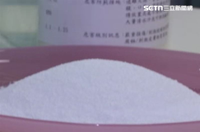 鹼性較強的碳酸鈉,可用於清塞住水管的油脂。(示意圖/資料照)