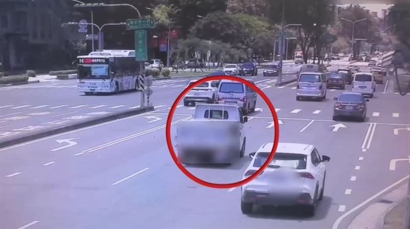 靠著監視器畫面,警方順利找到失主駕駛的小貨車。(圖/翻攝畫面)