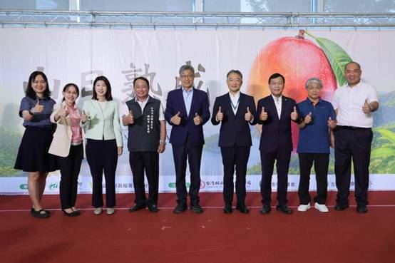張滄郎（右四）與總經理陳右欣（左三）努力活化南港TFC公共空間，廣受農業部、農糧署與各大農會好評