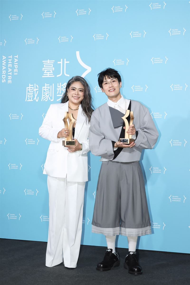 第二屆「台北戲劇獎」今(6)日在臺北表演藝術中心球劇場舉行。左為張雅涵,右為宮能安。(圖/記者田俊彥攝影)