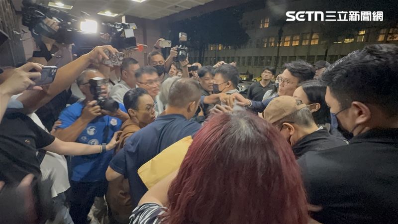 張國政被移送北檢時,前後共3名保鑣推擠、衝撞媒體鏡頭。(圖/記者楊佩琪攝)