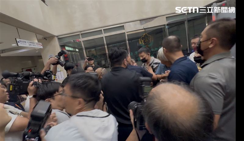 媒體記者一路被保鑣「撞」進地檢署差點撞倒在地。(圖/記者楊佩琪攝)
