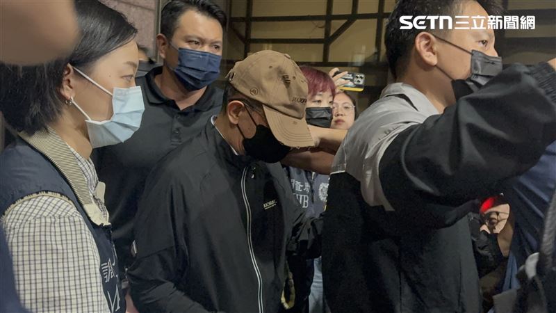 張國政被移送北檢複訊,前後共3名保鑣推擠、衝撞媒體鏡頭。(圖/記者楊佩琪攝)