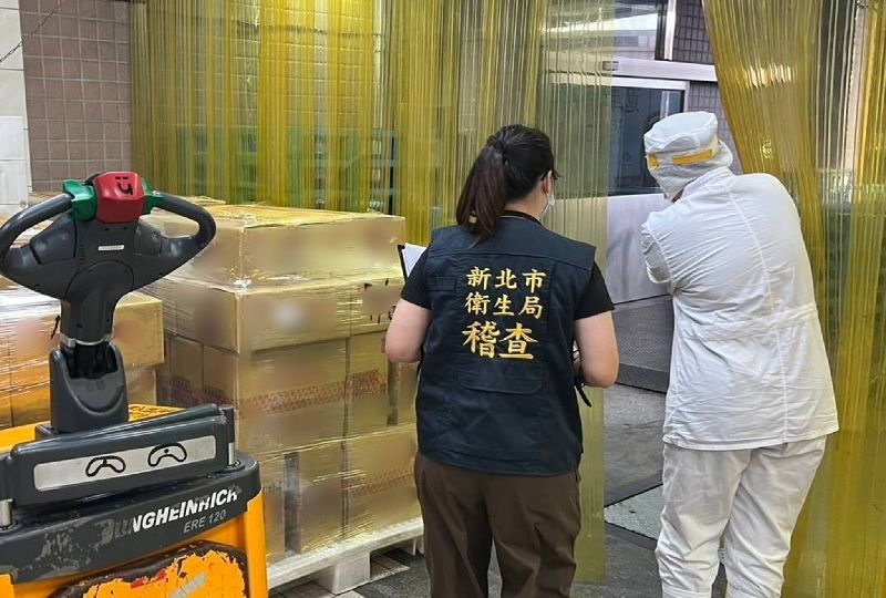 新北市府查中聯問題油流向，多家業者配合啟動預防性下架回收作業。（圖／新北衛生局提供）