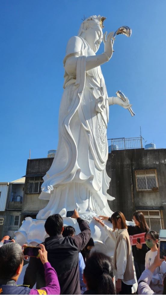 考生們抱佛腳。(圖/翻攝自彰化市開化寺(縣定古蹟)粉絲專頁)