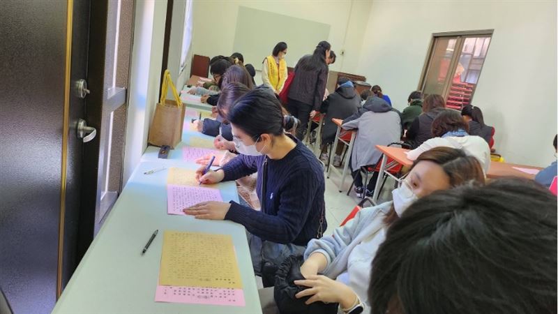 真正「抱佛腳」彰化開化寺文昌加持助考運