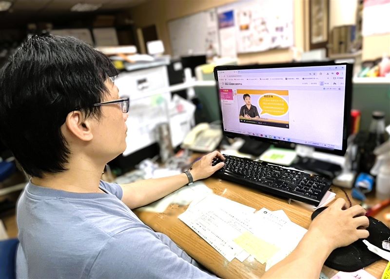 減班休息勞工利用勞動力發展署數位服務平台參加線上課程,依實際訓練時數領取津貼。(圖/翻攝自勞發署北分署)