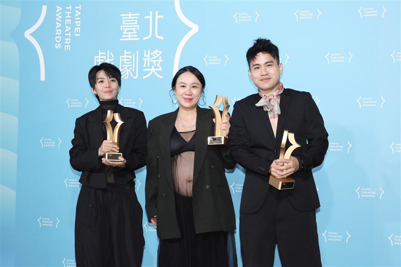 (左起)曾睿琁、洪千涵、洪唯堯拿下台北戲劇獎最佳導演獎、最佳獨立精神獎。(圖/記者田俊彥攝影)