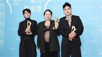 同性導演借親弟精子懷孕　挺8月孕肚拿2獎