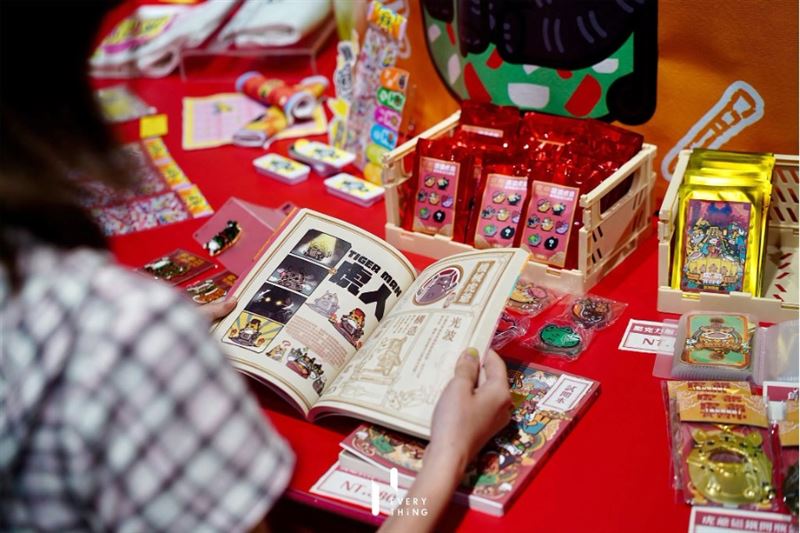 與虎爺有關的周邊。(圖/翻攝自誠品書店 eslite bookstore粉絲專頁)