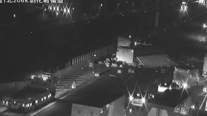 國道1號北向206公里處,彰化員林路段,今天(7日)清晨4時5分,發生聯結車撞護欄後翻覆事故。(圖/翻攝畫面)
