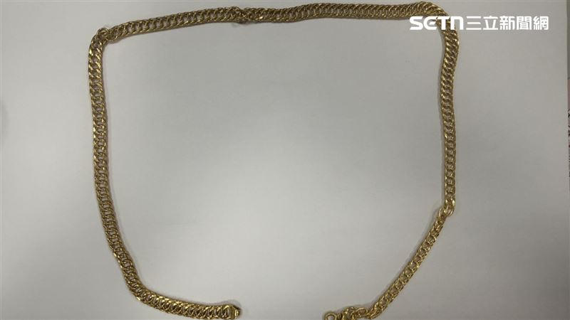 警方起獲贓物金項鍊,並將它歸還受害者。(圖/翻攝畫面)