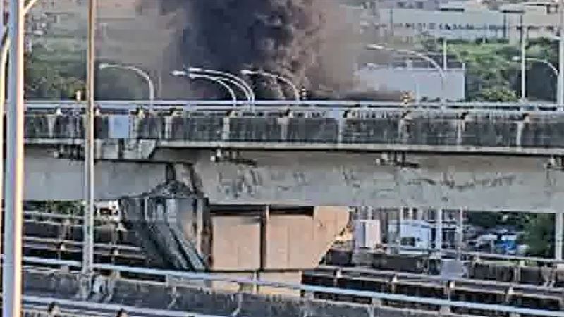 大貨車起火事故占全線車道,目前回堵2K。 (圖/翻攝自高公局官網)