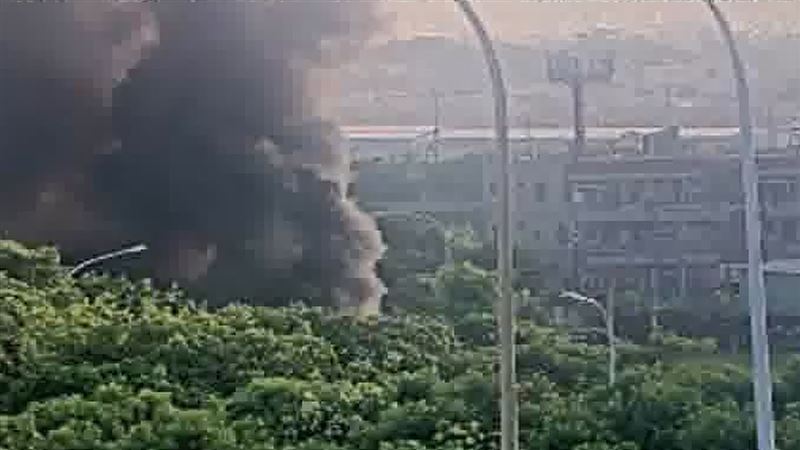國1北向207.2公里,彰化埔鹽系統,今天(7日)清晨發生1大貨車起火事故占全線車道。 (圖/翻攝自高公局官網)