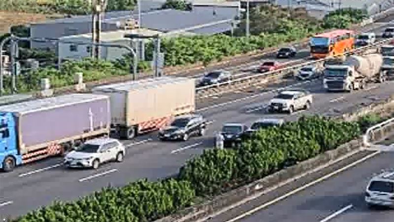 國道3號南向212.3公里，台中市霧峰路段，今天（7日）上午發生3輛車及1輛大貨車追撞事故。（圖／翻攝自高公局官網）