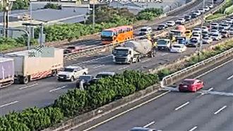 新／國道4車追撞！回堵4km…2人受傷送醫