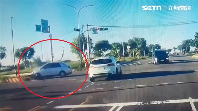 駕駛不明原因開車自撞分隔島,當場失去意識。(圖/翻攝畫面)