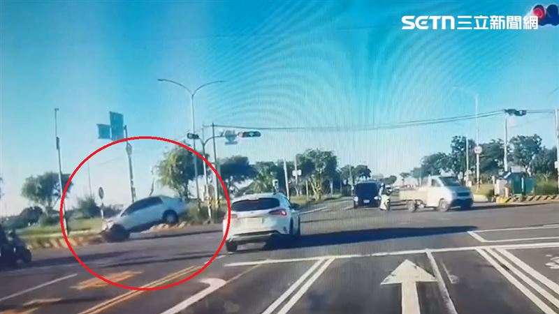 高雄市湖內區東方路與和平路口今天(7日)發生死亡車禍。(圖/翻攝畫面)