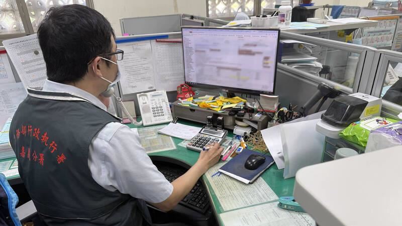 陳姓男子累積31萬元罰單未繳遭到移送執行,最後連壽險保單也要被扣押,其母看不下去「全額買單」。(圖/嘉義分署提供)
