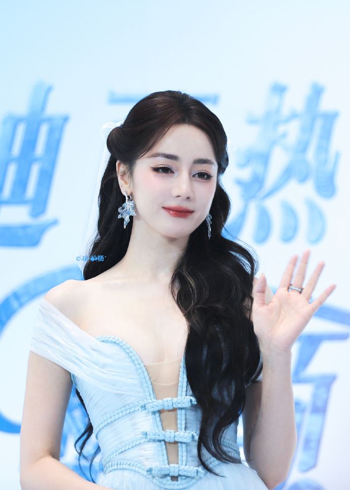 迪麗熱巴穿上冰藍薄紗禮服出席代言活動,雖全程面臨走光風險,她的專業表現卻被讚爆。(圖/翻攝自微博)