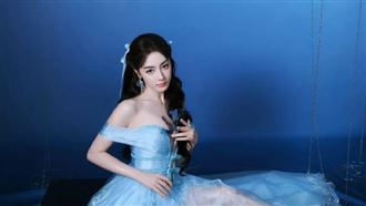 迪麗熱巴深V禮服險走光　畫面登微博熱搜