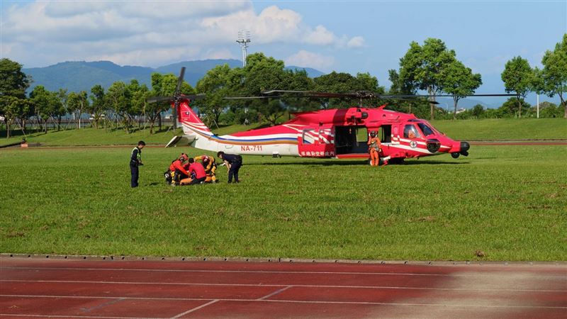 空勤進行吊掛,將王男遺體運回山下。(圖/翻攝畫面)